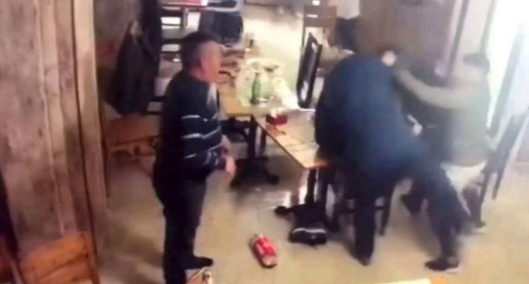 Un tânăr a fost bătut și amenințat într-un magazin din Dărmănești, după ce un concetățean i-a vărsat din greșeală cafeaua