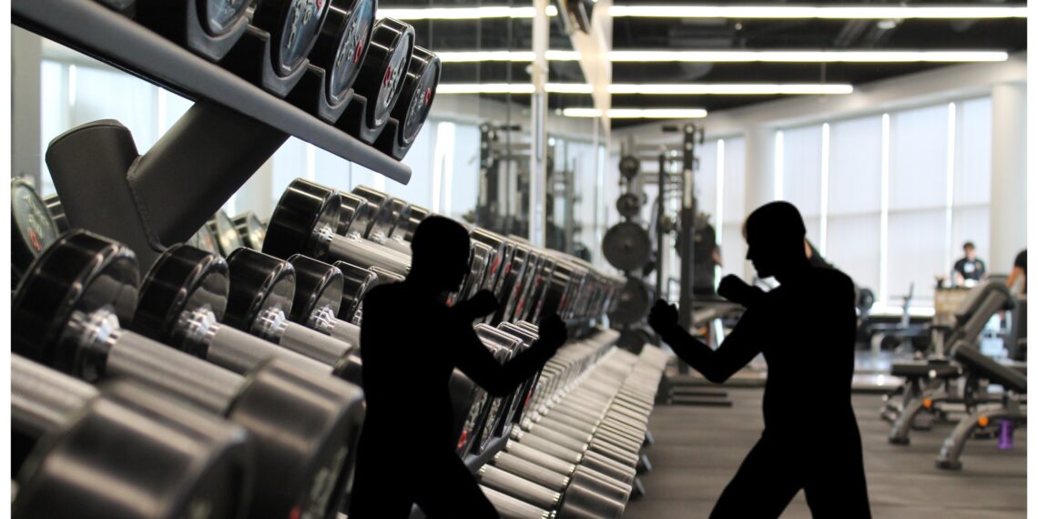 Șase luni de închisoare cu suspendare pentru un antrenor de fitness care l-a bătut pe un polițist într-o sală de fitness din Suceava
