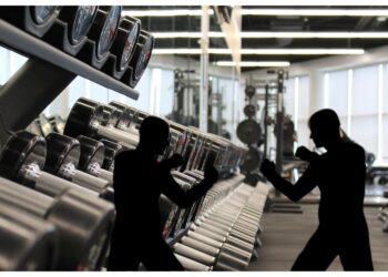Șase luni de închisoare cu suspendare pentru un antrenor de fitness care l-a bătut pe un polițist într-o sală de fitness din Suceava