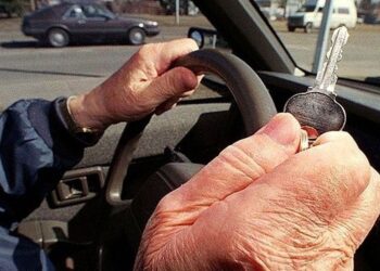 Doi ani de închisoare cu suspendare pentru un pensionar care s-a oprit cu autoturismul într-un stâlp de iluminat public, după ce a băut vodcă în mașină vreo două ore și jumătate