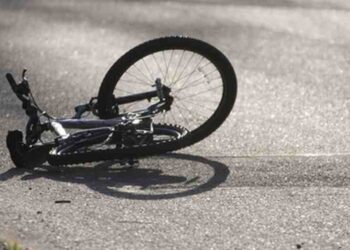 Un bătrân de 84 de ani care circula cu o bicicletă electrică pe raza comunei Horodnic de Sus a murit după ce un tractorist nu i-a acordat prioritate de trecere