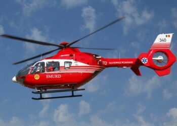 Un adolescent de 17 ani a fost transferat cu un elicopter SMURD de la SJU Suceava la Iași, după ce și-a înfipt un cuțit în vena femurală din greșeală. Victima se afla la cules de bureți