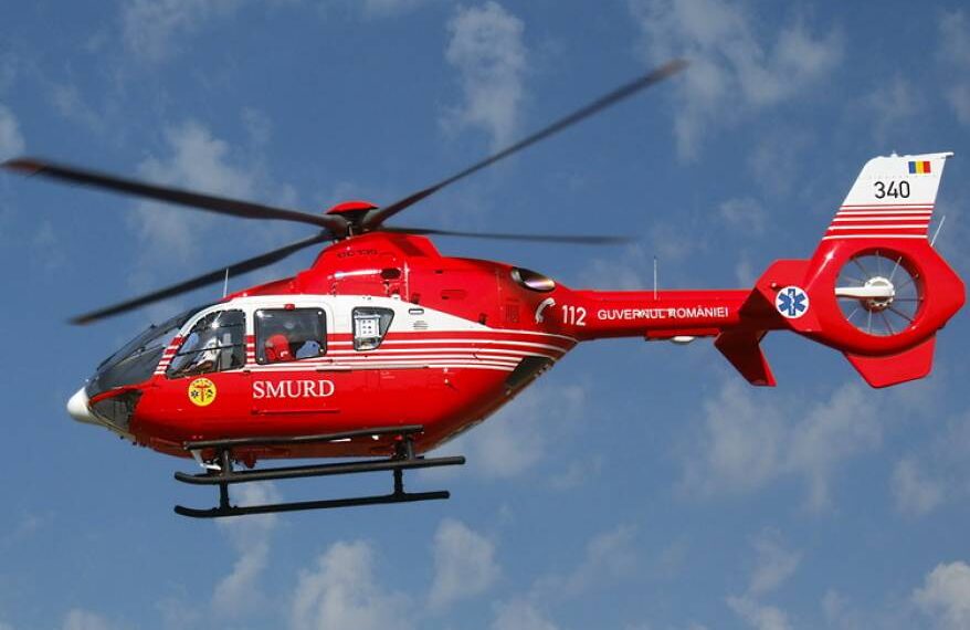 Un adolescent de 17 ani a fost transferat cu un elicopter SMURD de la SJU Suceava la Iași, după ce și-a înfipt un cuțit în vena femurală din greșeală. Victima se afla la cules de bureți