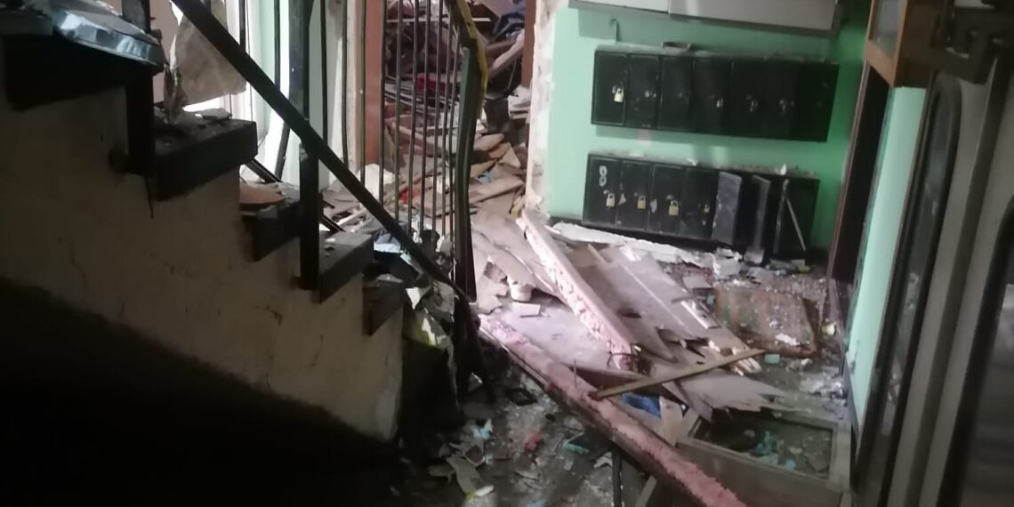 FOTO Explozie la un apartament din Vatra Dornei. O bătrână a ajuns la spital cu arsuri pe mâini și față