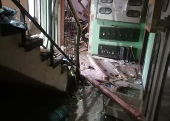FOTO Explozie la un apartament din Vatra Dornei. O bătrână a ajuns la spital cu arsuri pe mâini și față