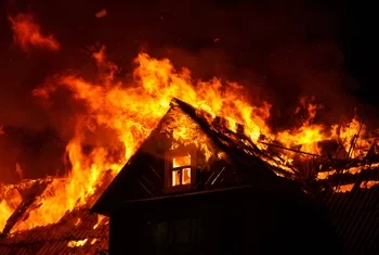 O femeie de 41 de ani din Vicovu de Sus și-a incendiat casa și s-a spânzurat. Aceasta suferea de depresie din cauză că era bolnavă de cancer