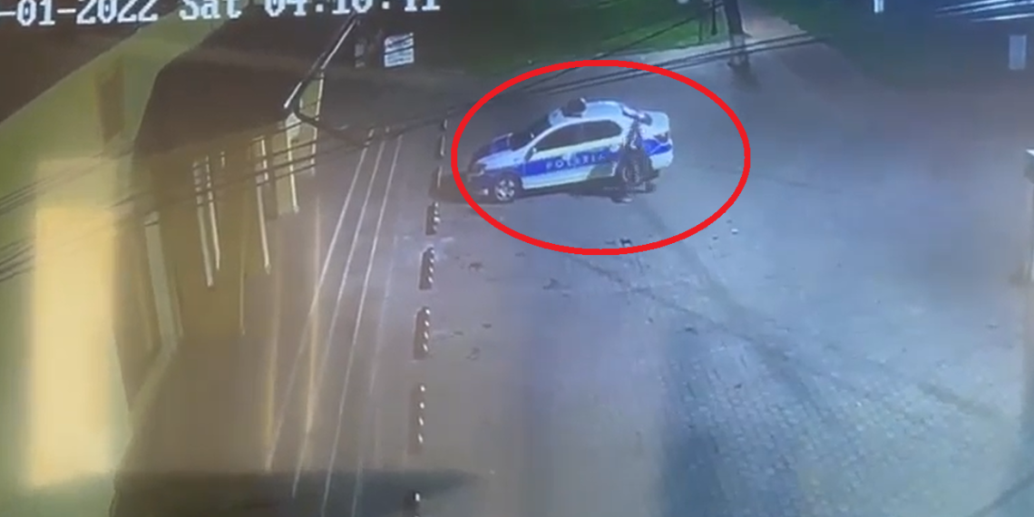 VIDEO cu momentul în care un bosâncean a furat capacele unei mașini de poliție