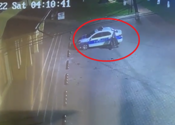 VIDEO cu momentul în care un bosâncean a furat capacele unei mașini de poliție