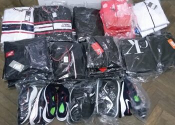 Polițiștii suceveni au confiscat obiecte vestimentare, încălțăminte și parfumuri în valoare de peste 26.000 de lei, după ce au verificat câteva magazine