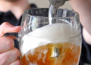 Șcheian reținut pentru 24 de ore, după ce i-a dat cu halba de bere în cap fratelui său