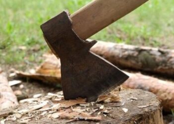Un tânăr de 29 de ani a ajuns la spital după ce s-a tăiat la mână cu toporul, în timp ce crăpa lemne
