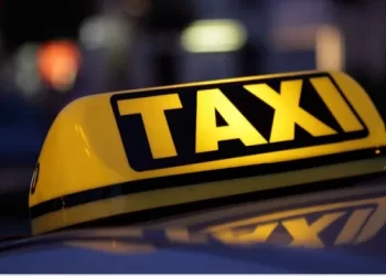 O femeie a rămas fără telefon după ce a urcat într-un taxi al firmei Tin Taxi