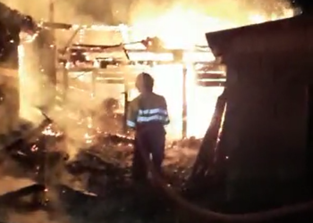 VIDEO O femeie este suspectată că ar fi incendiat o casă din Bălăceana, ieri dimineață. Gospodăria s-a făcut scrum