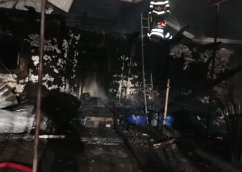 FOTO Pompierii au intervenit cu șase autospeciale de stingere și o ambulanță SMURD la un incendiu izbucnit la o gospodărie din Volovăț
