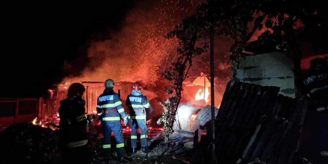 FOTO Un bărbat de 49 de ani a ajuns la spital cu arsuri pe corp, după ce i-a luat foc locuința