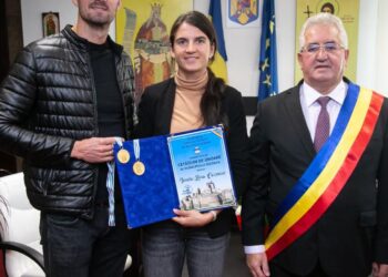 Campionii mondiali la canotaj Marius și Ionela Cozmiuc au primit din partea Primăriei Suceava câte 10.000 de lei