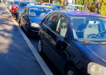 Polițiștii caută doi tineri care au distrus oglinzile a cinci autoturisme de pe o stradă din Suceava