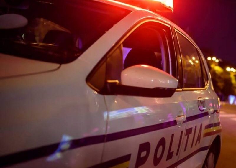 Dosar penal pentru un băitan de 21 de ani, care conducea o mașină cu farurile stinse prin Burdujeni, la o bucată de noapte