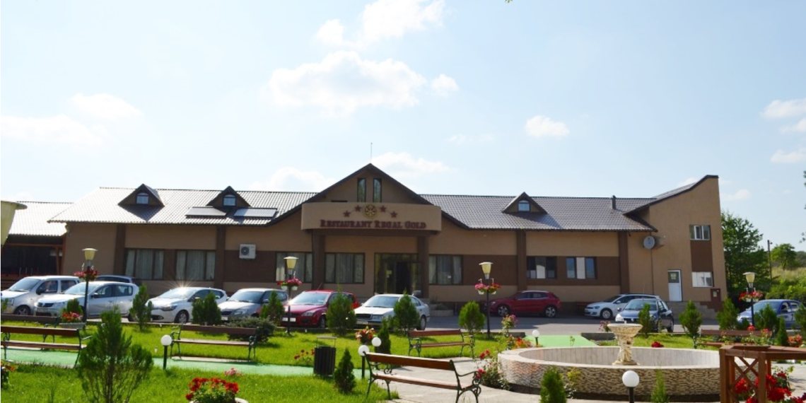 Un bărbat care îngrijea spațiul verde al restaurantului Regal Gold din Fălticeni a murit în curtea localului
