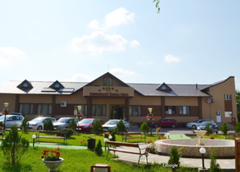 Un bărbat care îngrijea spațiul verde al restaurantului Regal Gold din Fălticeni a murit în curtea localului