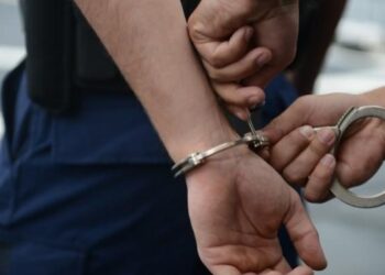 Individul, care a distrus mașina socrilor și i-a amenințat că le va incendia casa, a fost condamnat la 10.500 de lei amendă penală pentru tulburarea ordinii și liniștii publice. Victimele și-au retras plângerile