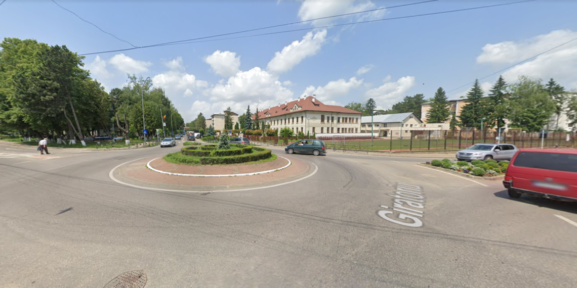 O șoferiță l-a luat pe capotă pe un motociclist, într-un sens giratoriu din Rădăuți