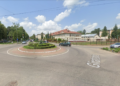 O șoferiță l-a luat pe capotă pe un motociclist, într-un sens giratoriu din Rădăuți