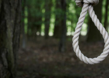 Un bărbat din Câmpulung Moldovenesc s-a spânzurat cu cureaua în pădurea din zona Brădet, din Suceava