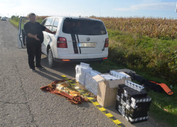 FOTO Polițiștii de frontieră au depistat un Touran încărcat cu țigări de contrabandă în valoare de circa 23.400 de lei
