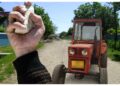 Un botoșănean a fost condamnat definitiv la o amendă penală de 3.300 de lei pentru că l-a atacat cu pietre pe un tractorist