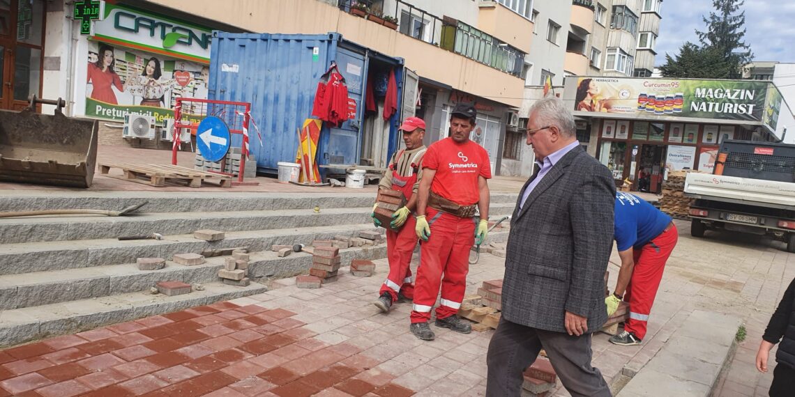 Ședință foto cu primarul Sucevei pășind pe scările în curs de reabilitare, din fața Catedralei de pe Mărășești