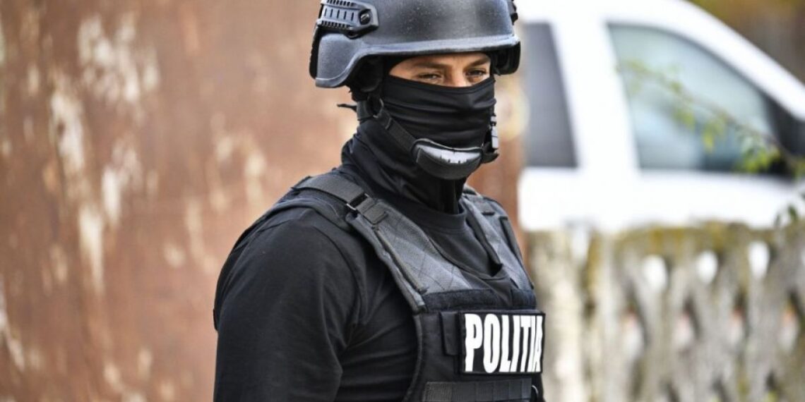 DNA a dispus reținerea afaceristului sucevean Iulian Culipei și a trei vameși cu ajutorul cărora a introdus în țară articole vestimentare și parfumuri contrafăcute. Prejudiciul a fost estimat la circa 58 de milioane de lei