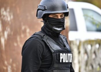 DNA a dispus reținerea afaceristului sucevean Iulian Culipei și a trei vameși cu ajutorul cărora a introdus în țară articole vestimentare și parfumuri contrafăcute. Prejudiciul a fost estimat la circa 58 de milioane de lei