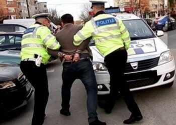 Șoferul recalcitrant al unui BMW care circula haotic prin Șcheia a fost încătușat după ce a refuzat să se legitimeze și să sufle în aparatul etilotest