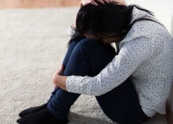 Dosar penal pe numele unei femei care a tras-o de păr pe fiica unei concetățene. Scena s-a petrecut pe un drum din Mironu