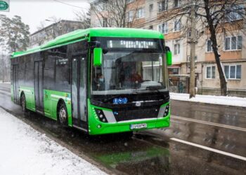Autobuz din oră în oră, pe timp de noapte. Lucian Harșovschi a anunțat introducerea liniei 8, Suceava-Aeroport