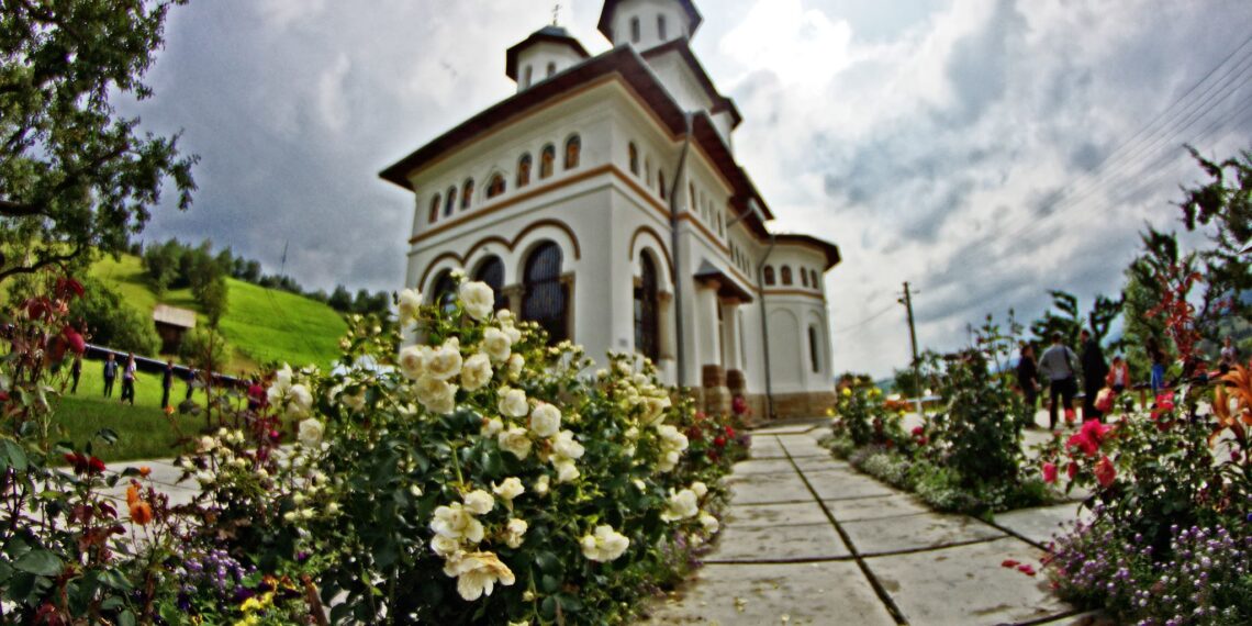 Preotul de la Biserica Sfântul Nicolae din Sadova a murit în curtea lăcașului de cult