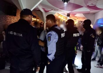 Polițiștii suceveni, din club în club. Oamenii legii au închis un astfel de local cu ocazia raitei date în cluburile din Câmpulung Moldovenesc