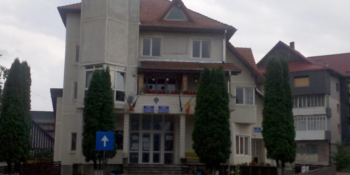 Primăria Putna plătește peste 56.000 de euro pentru refacerea curții unității administrative locale