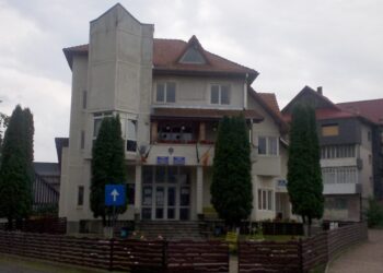 Primăria Putna plătește peste 56.000 de euro pentru refacerea curții unității administrative locale
