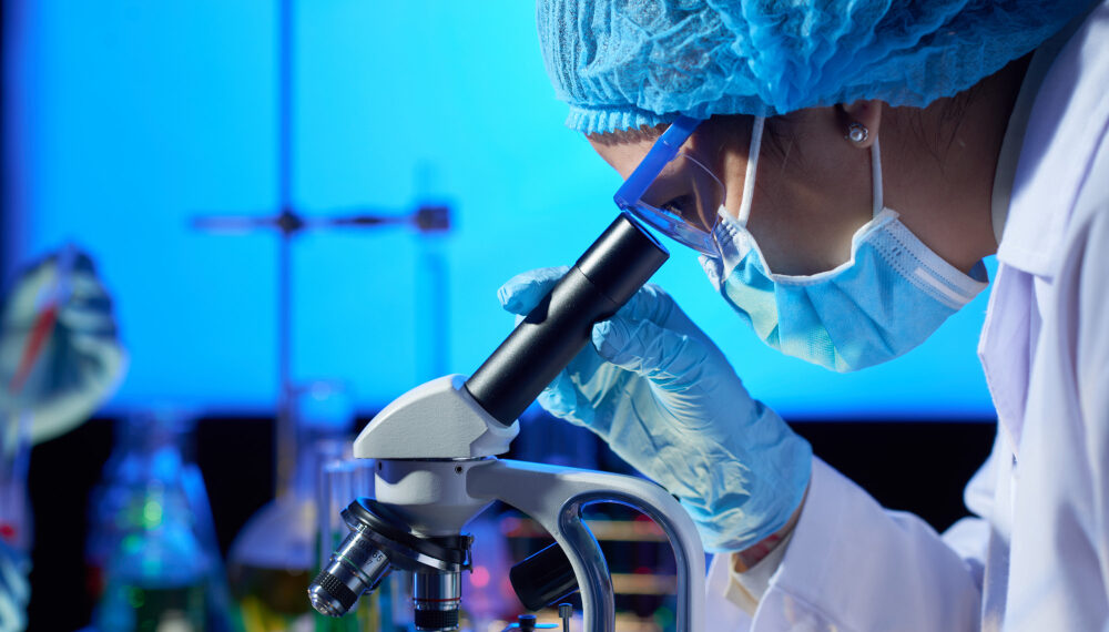 Care sunt principalele persoane care achiziționeazӑ surse de laborator și ȋn ce contexte