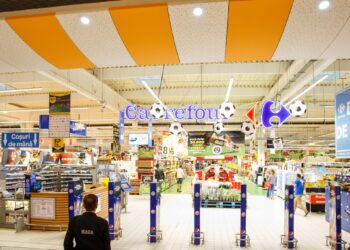 O tânără a primit o amendă penală de 5.600 de lei pentru că a furat produse electronice, gume și ciocolate din Carrefour