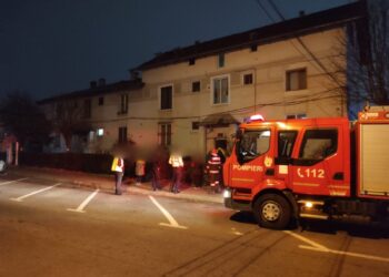 Incendiu la apartamentul unui bloc din Fălticeni. O femeie a suferit un atac de panică