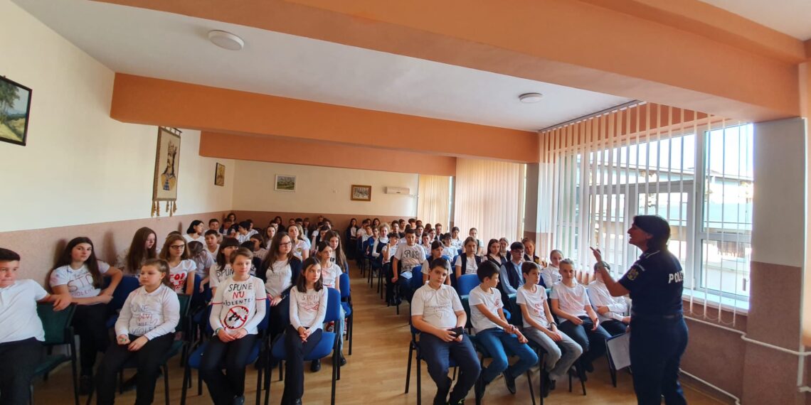 Polițiștii au desfășurat activități de prevenire și informare la Școala Gimnazială ”Miron Costin”, în cadrul proiectului ”Fii isteț pe internet”