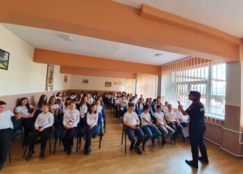Polițiștii au desfășurat activități de prevenire și informare la Școala Gimnazială ”Miron Costin”, în cadrul proiectului ”Fii isteț pe internet”