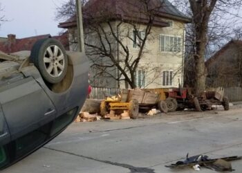 Carambol în comuna Arbore. Un autoturism s-a răsturnat după ce a acroșat un tractor de care era legată o căruță. Un pieton a fost rănit