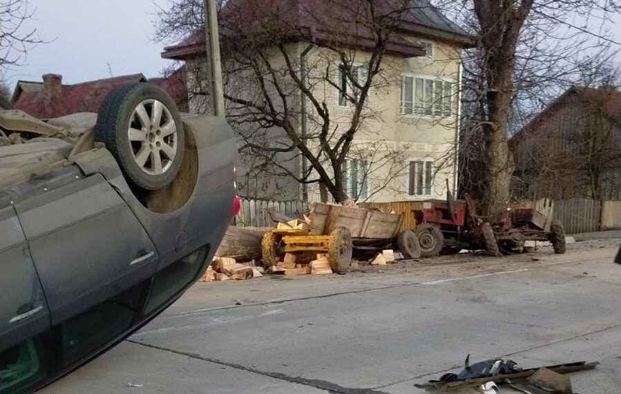 Carambol în comuna Arbore. Un autoturism s-a răsturnat după ce a acroșat un tractor de care era legată o căruță. Un pieton a fost rănit
