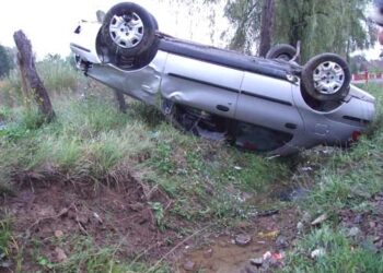Un echipaj de poliție a găsit un autoturism răsturnat pe cupolă în afara unui drum de pe raza comunei Vatra Moldoviței. Șoferul matol se odihnea în mașină