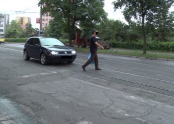 Opt luni de închisoare cu suspendare pentru un pieton care a traversat strada neregulamentar și l-a bătut pe un șofer