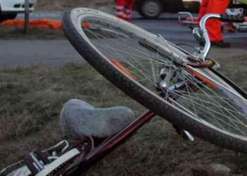 Dosar penal pentru o șoferiță care a efectuat o depășire neregulamentară și a acroșat o biciclistă